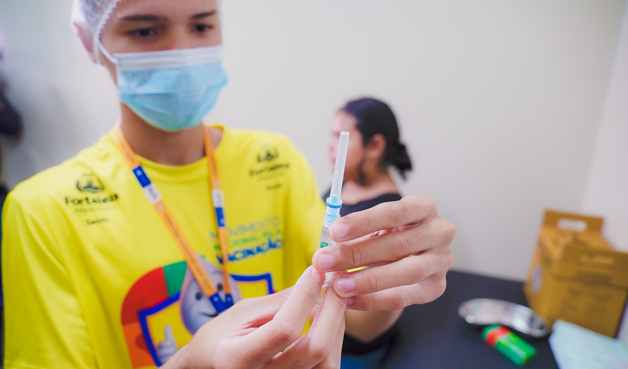enfermeira preparando uma seringa de vacina